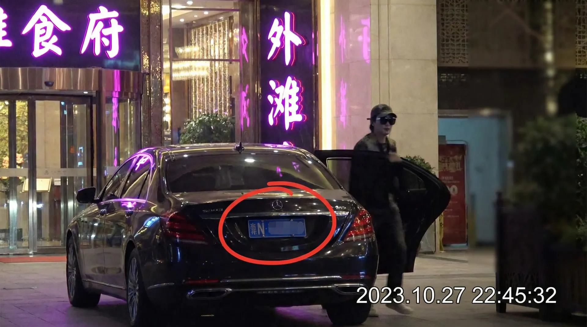 BOB体育官网 - 豪车餐厅外被拍